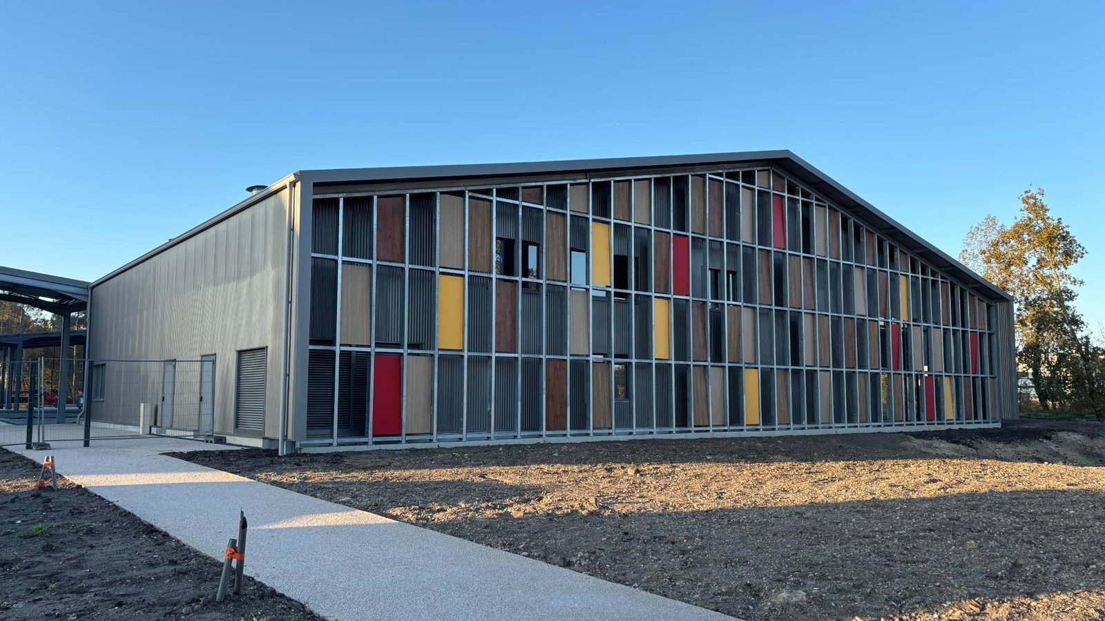 Façade à bardage bois et panneaux colorés du bâtiment Lumia, au Haillan