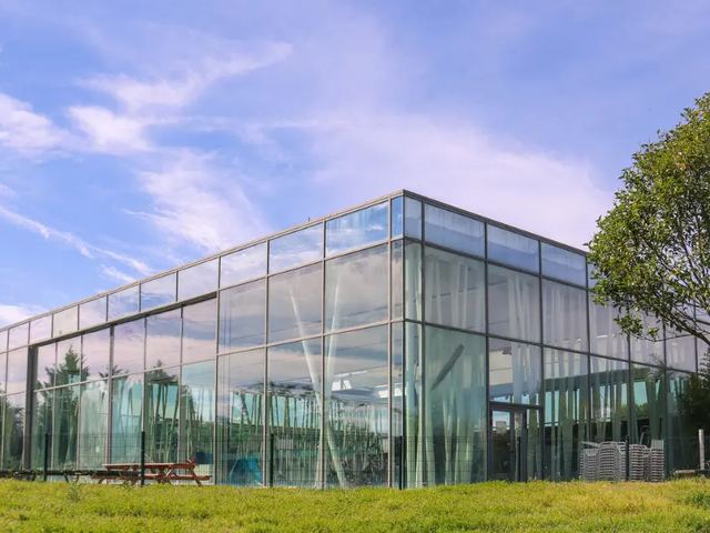 Espace Aquatique — Saint Médard-en-Jalles — Architecte : BLP — BET : CETAB