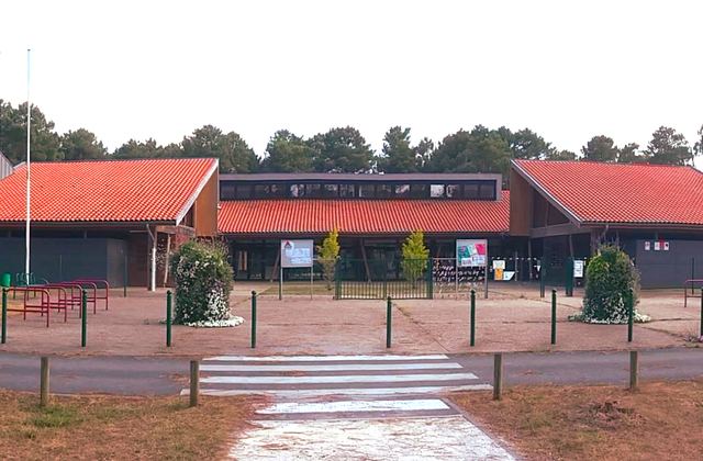 Groupe scolaire Jean de La Fontaine — Saint-Aubin-de-Médoc — Architecte : É. Wirth — BET : CETAB
